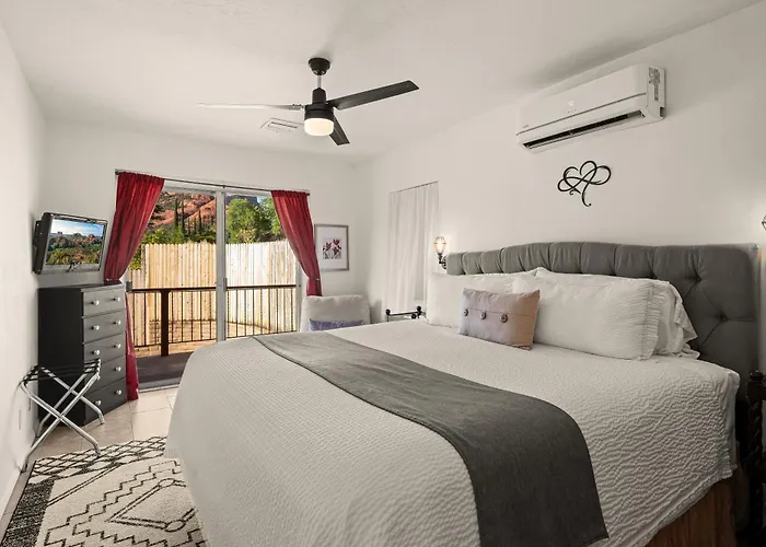 Red Rock Retreat With 360 Panoramic Views & Steps To Uptown Shops Dom wakacyjny *