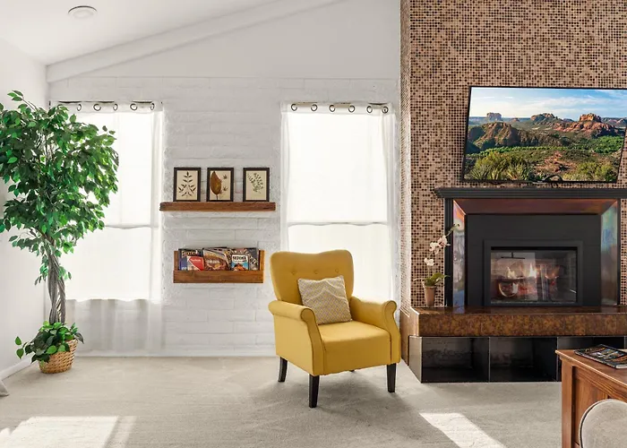 Red Rock Retreat With 360 Panoramic Views & Steps To Uptown Shops